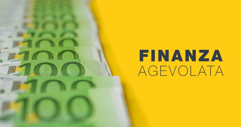 Banconote da 100 euro accanto alla scritta "Finanza agevolata"