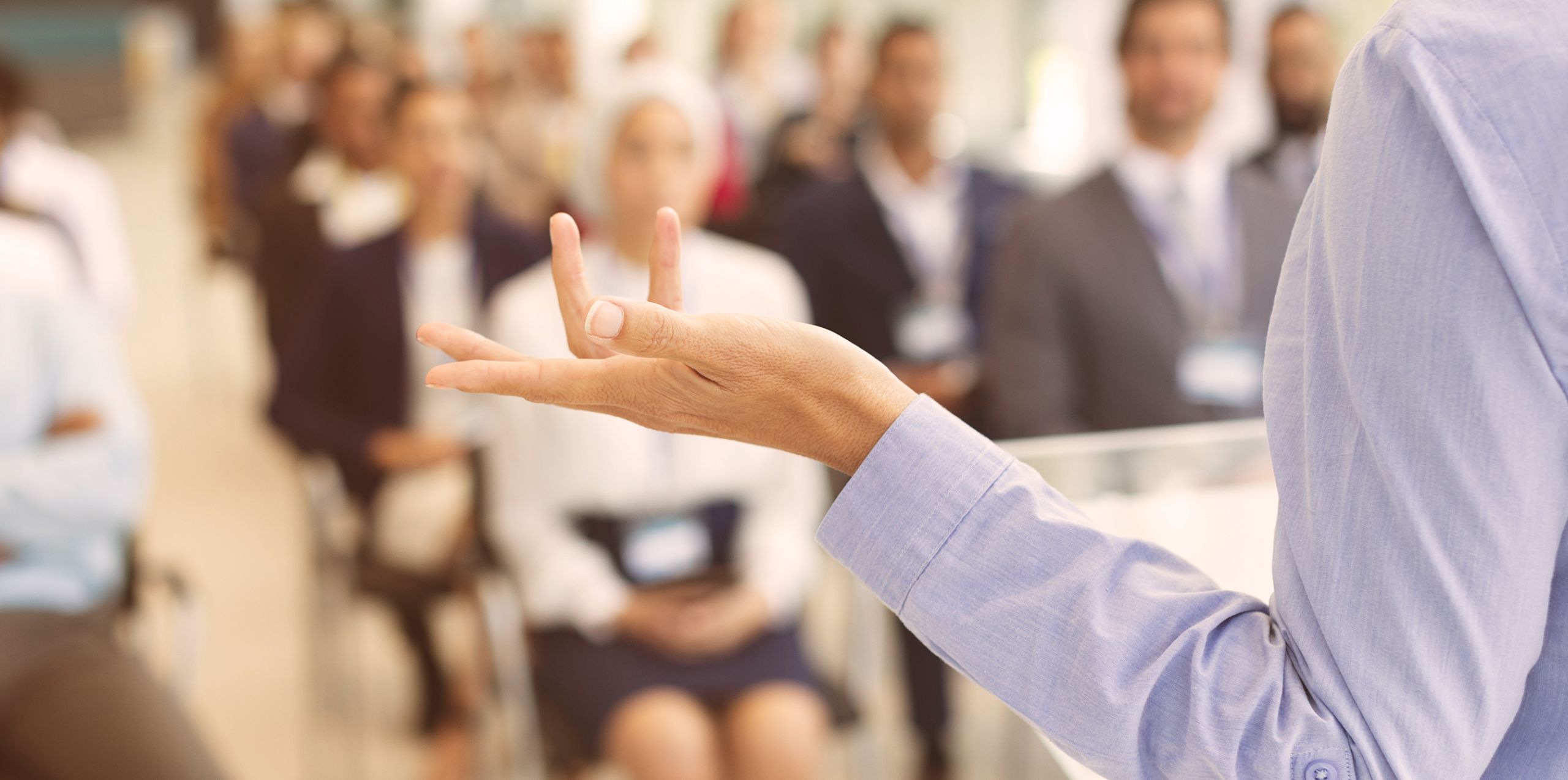 Relatore che parla a una platea durante un percorso di formazione
