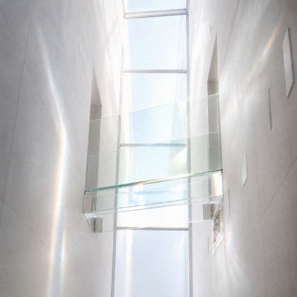 Spazio architettonico in vetro attraversato dalla luce naturale