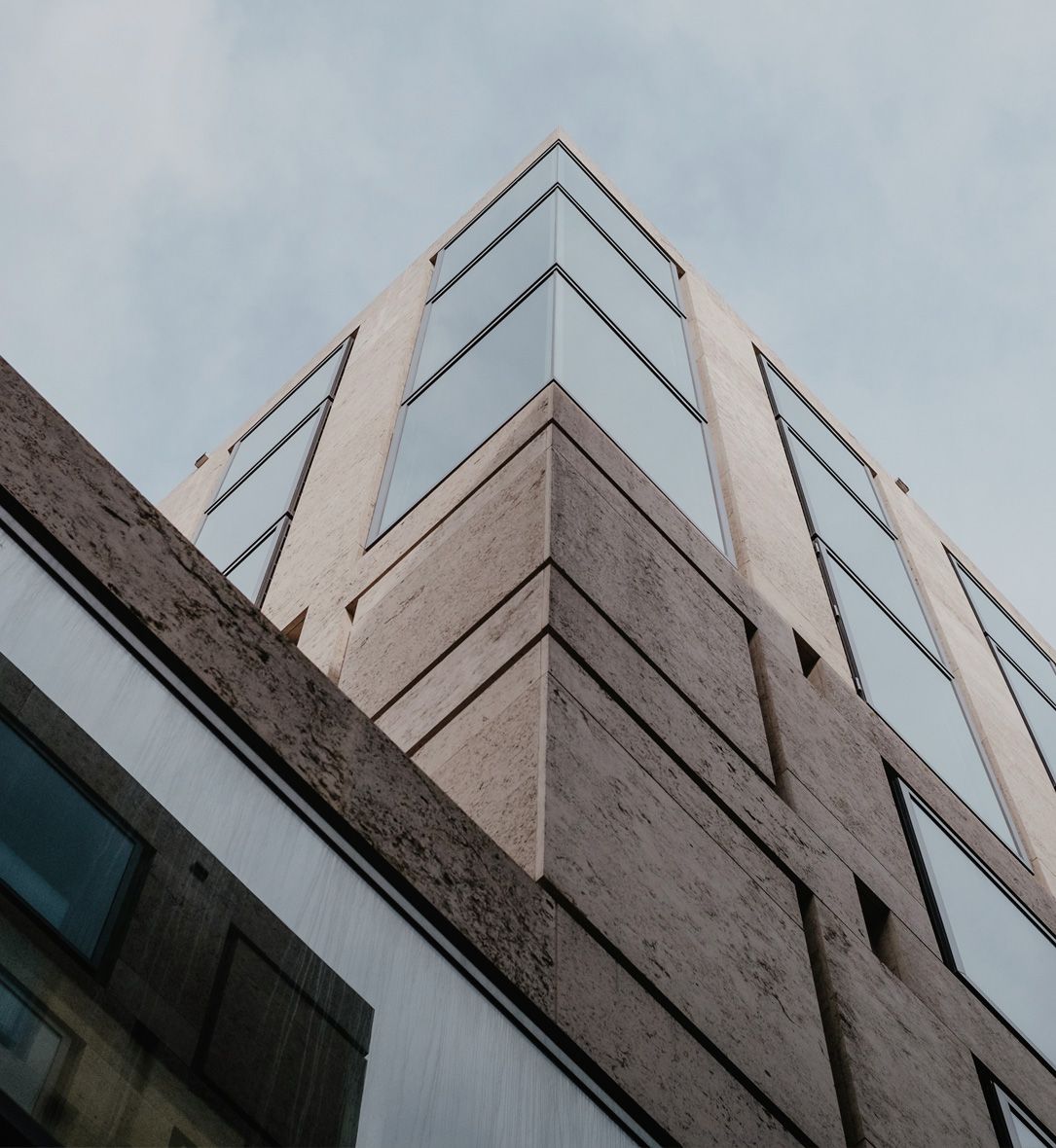 Edificio moderno visto dal basso