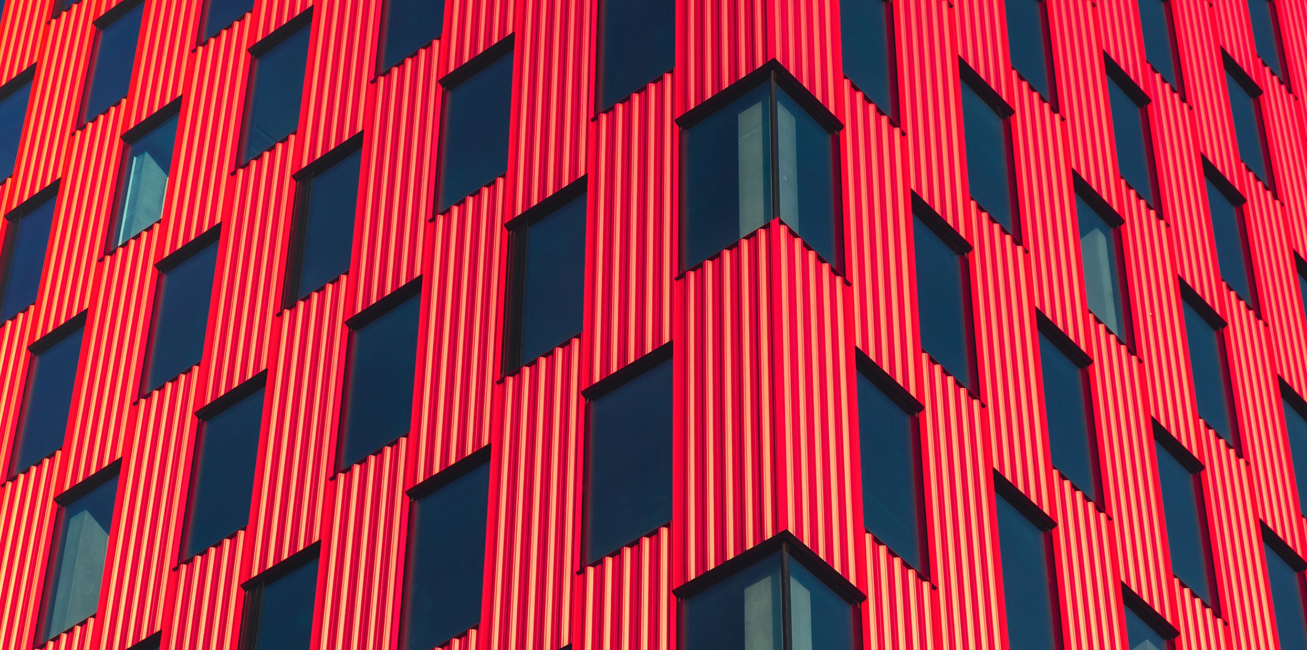Facciata di un edificio con lamelle rosse